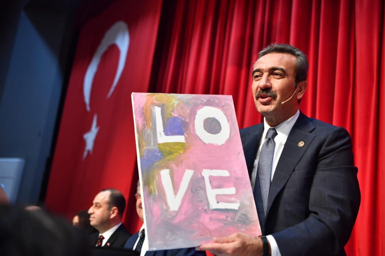 Öğrenciler karnelerini alıp Başkan Çetin’e getirdi