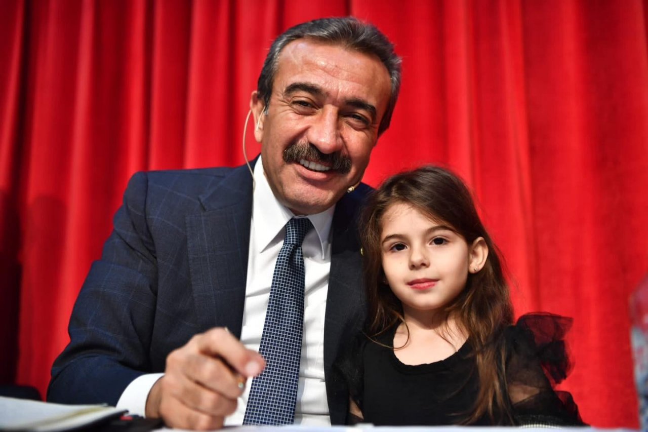 Öğrenciler karnelerini alıp Başkan Çetin’e getirdi