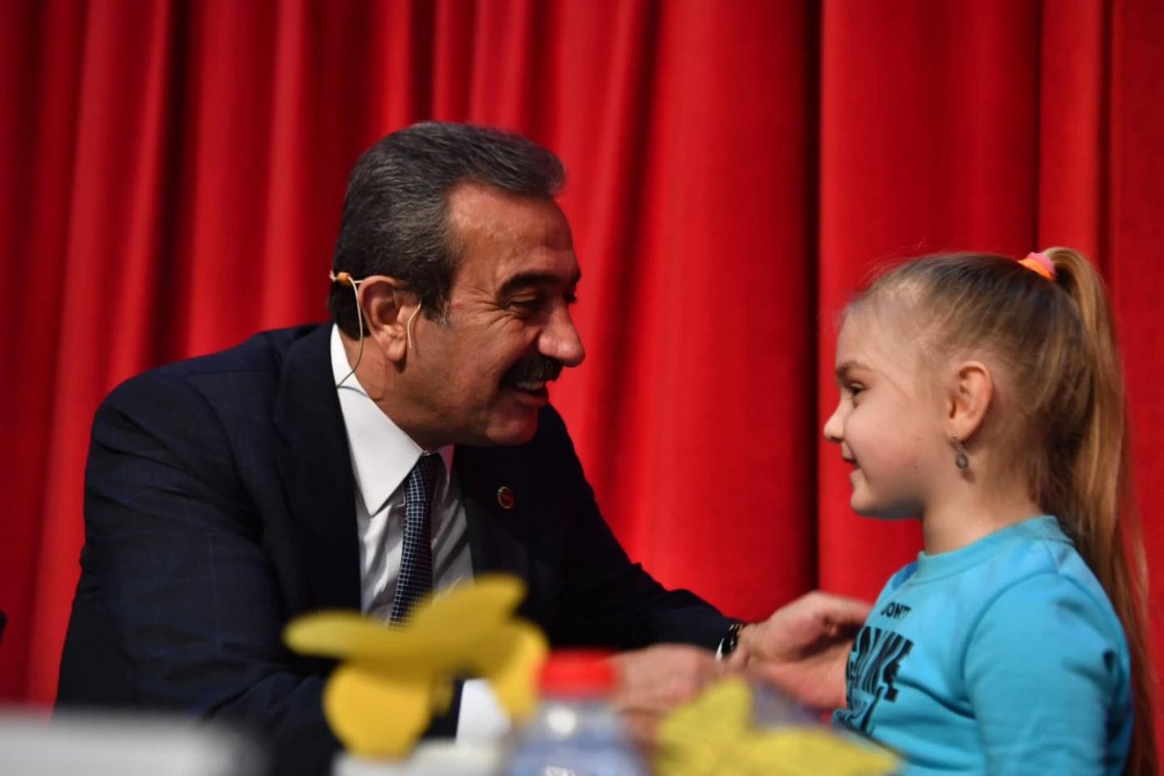 Öğrenciler karnelerini alıp Başkan Çetin’e getirdi