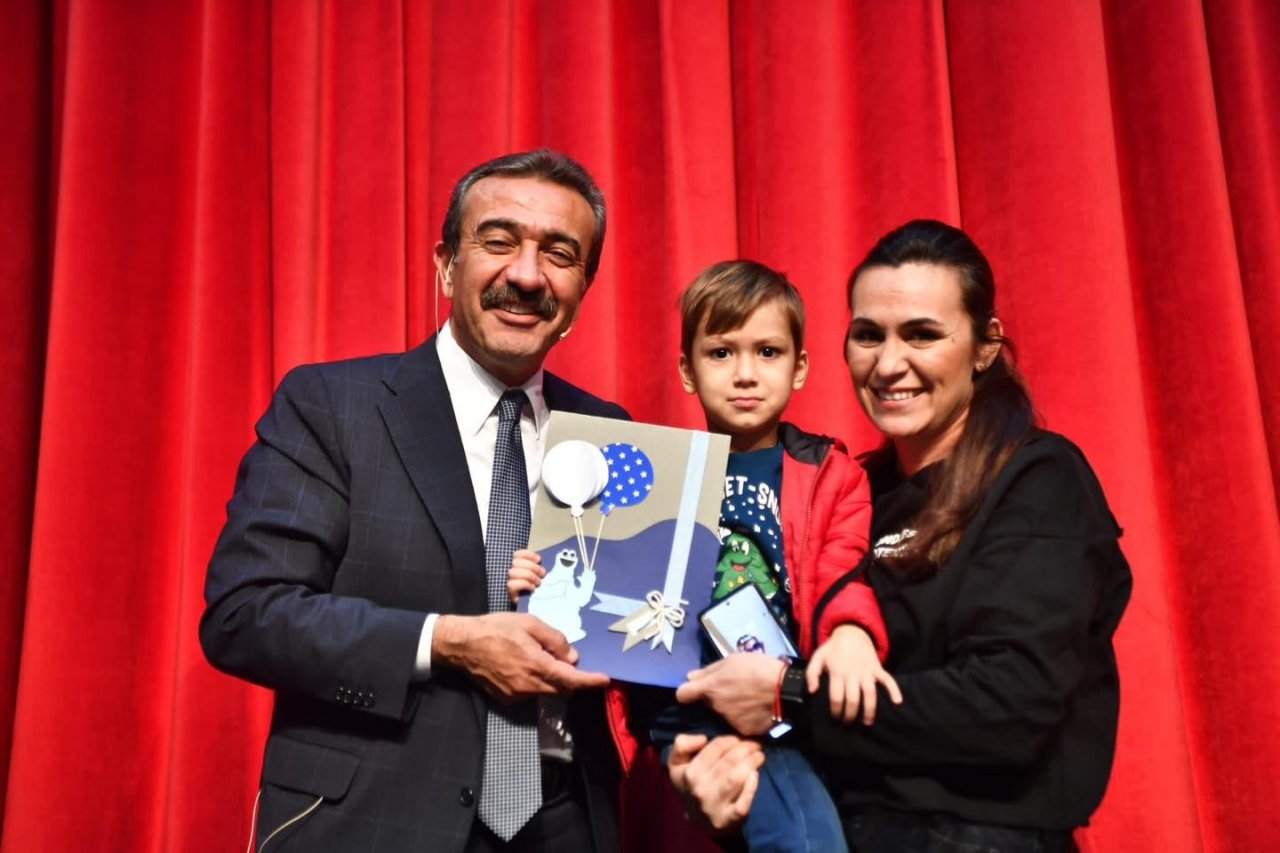 Öğrenciler karnelerini alıp Başkan Çetin’e getirdi