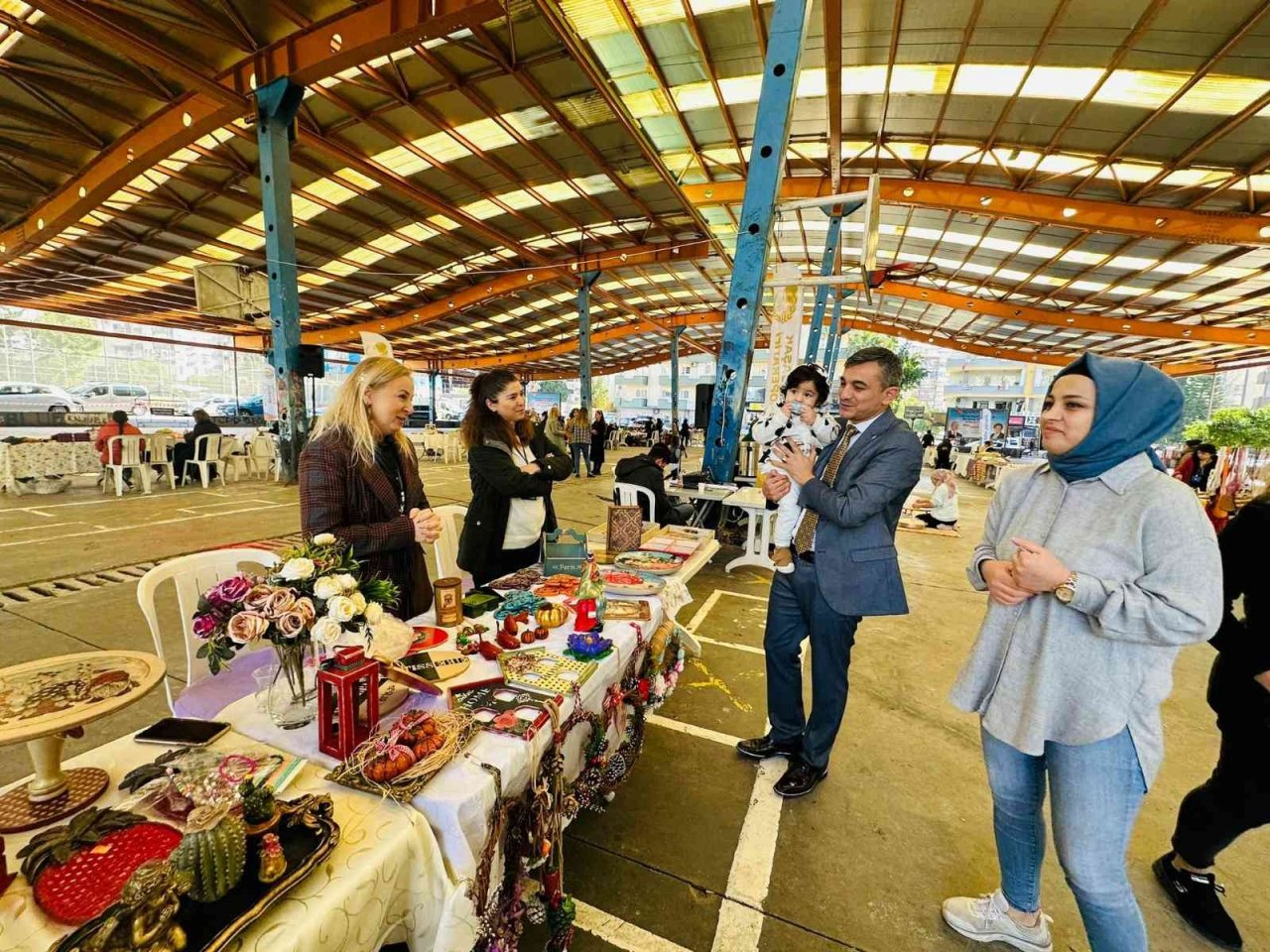 Kadınlar güç birliği yapıp ev ekonomisine katkı sağlıyor