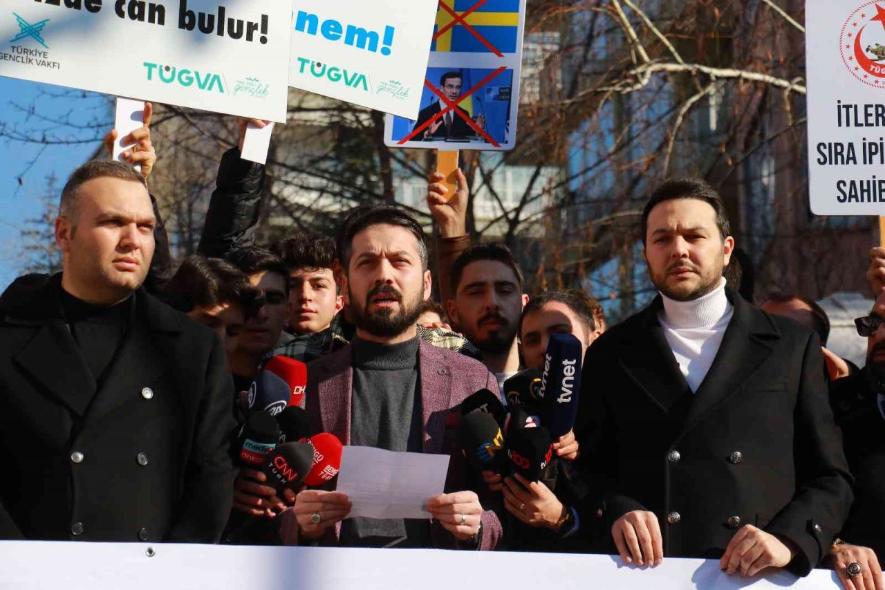 AK Parti Gençlik Kolları ve TÜGVA’dan İsveç Büyükelçiliği önünde protesto
