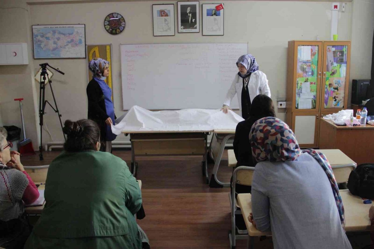 Kimi korkusunu yenmek için, kimi meslek sahibi olmak için geliyor