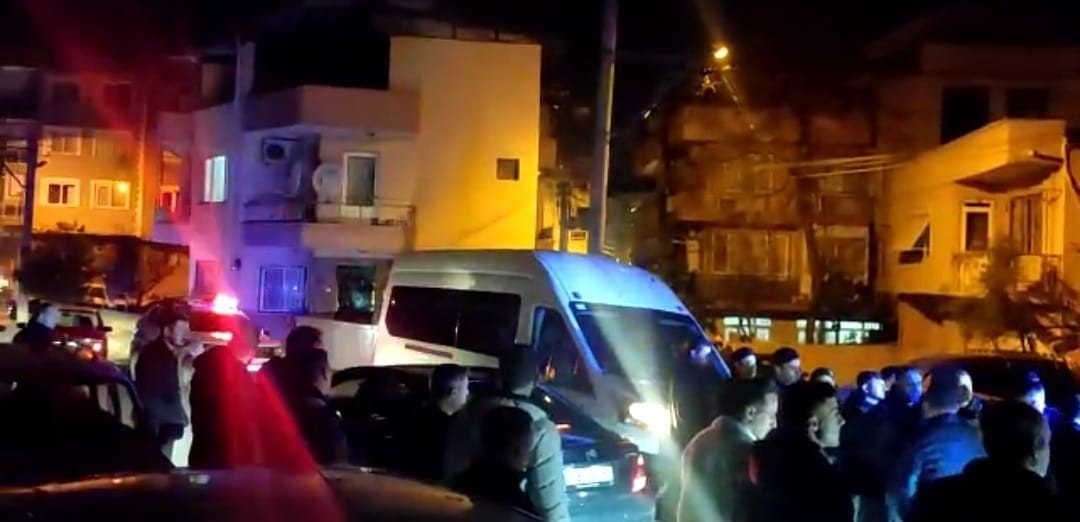 İzmir’de iki husumetli grubun bıçaklı silahlı kavgasında kan aktı: 2 ölü