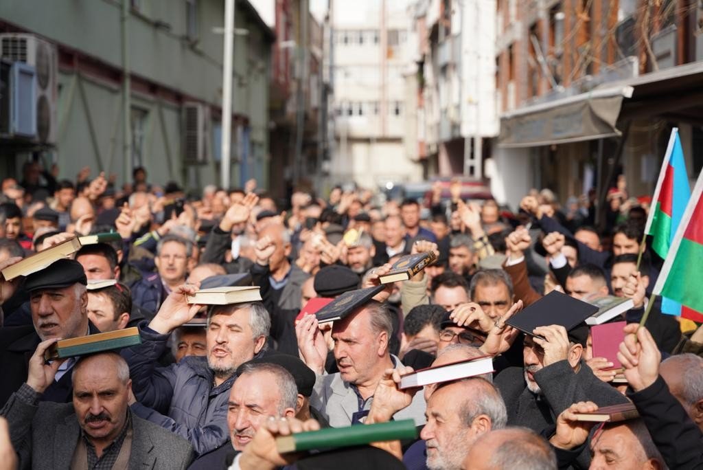 Küçükçekmece’de Kur’an-ı Kerim’in yakılmasına tepki eylemi düzenlendi