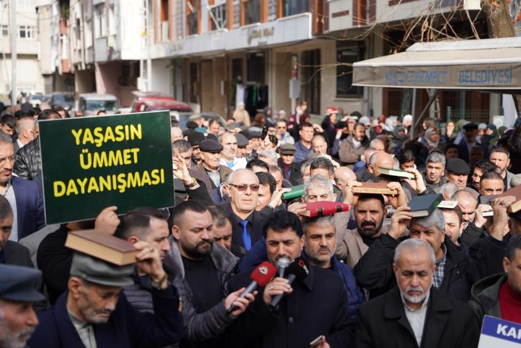 Küçükçekmece’de Kur’an-ı Kerim’in yakılmasına tepki eylemi düzenlendi