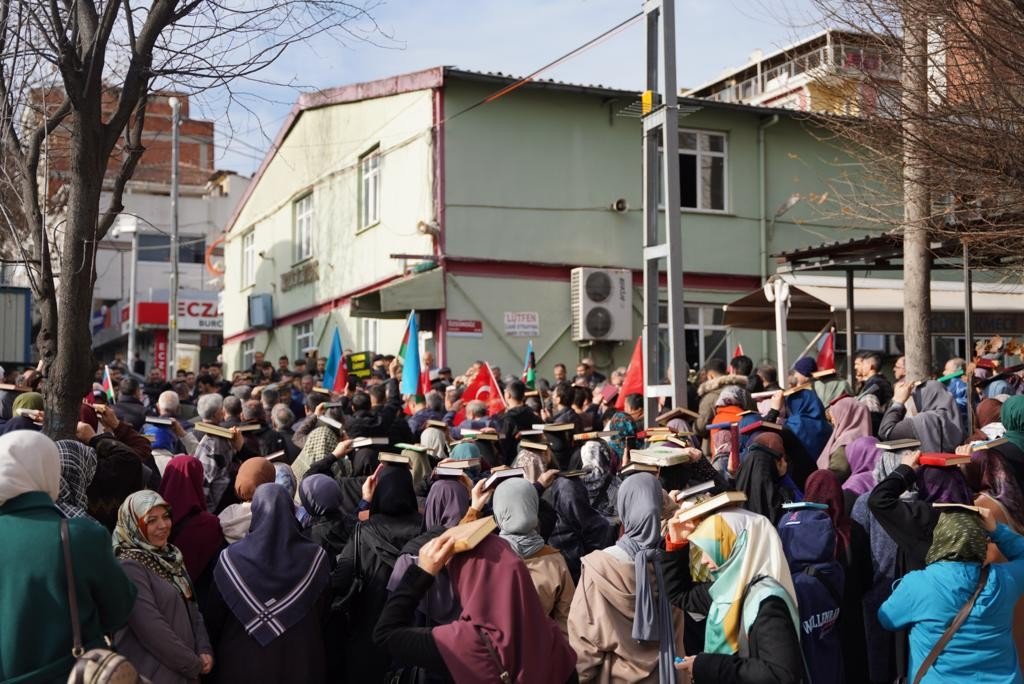Küçükçekmece’de Kur’an-ı Kerim’in yakılmasına tepki eylemi düzenlendi
