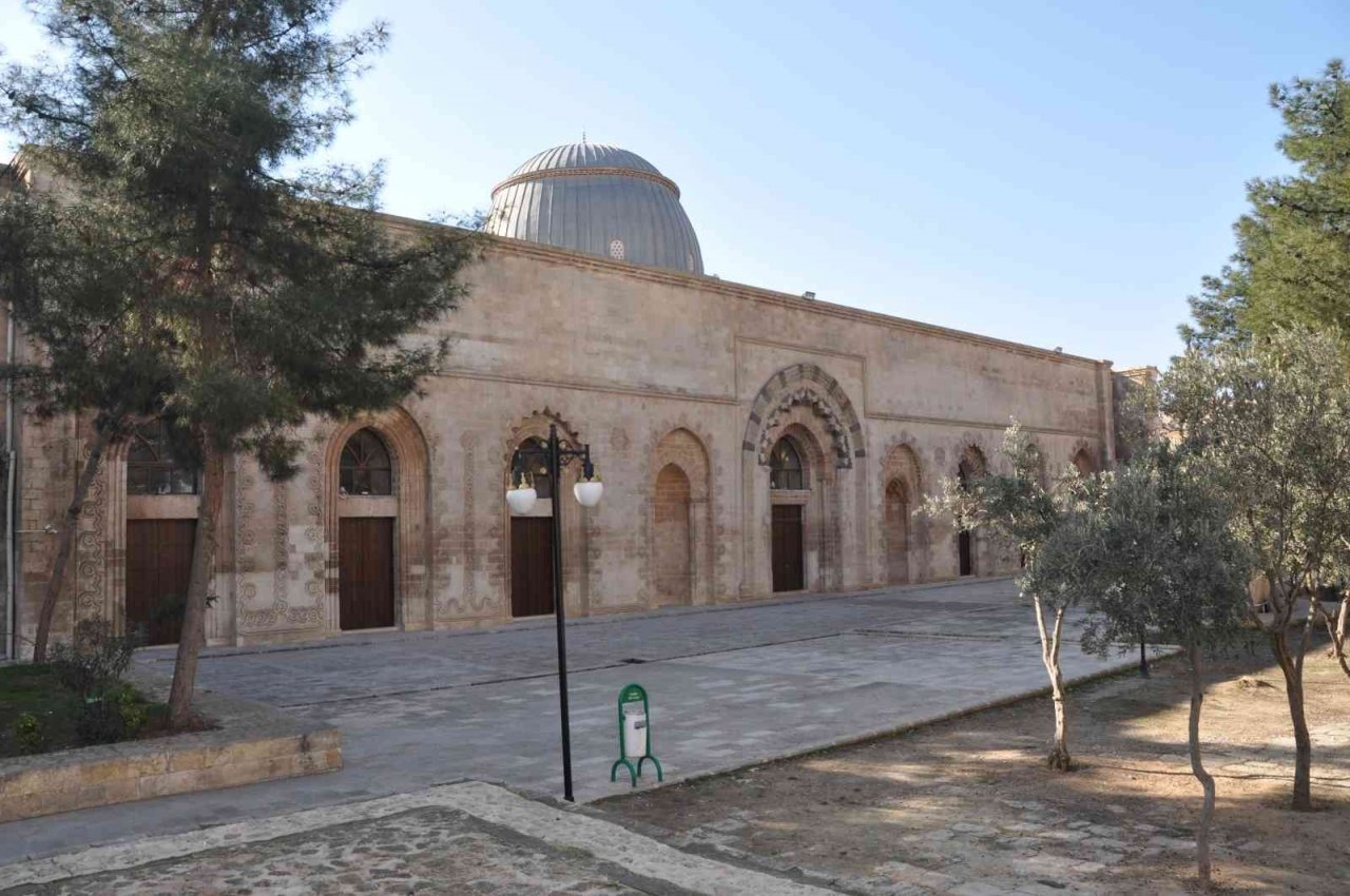 Mardinlilerden 8 milyon liraya restore edilen tarihi camideki avlunun ve tuvaletin pis haline tepki