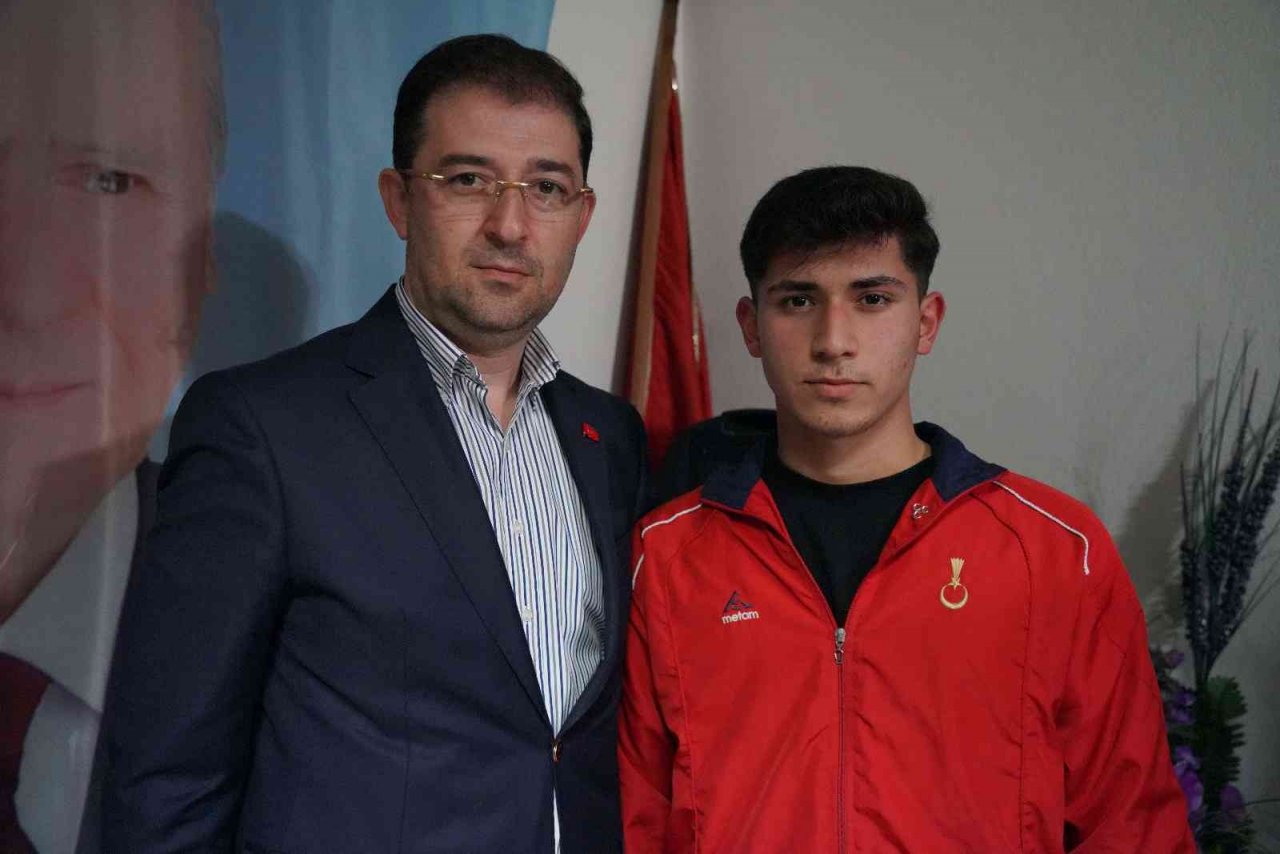 Mersin’de 150 genç MHP’ye katıldı