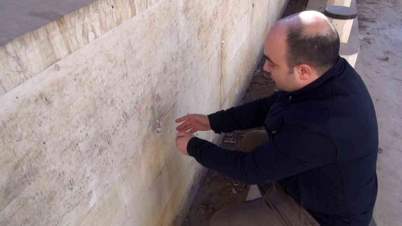 Mardinlilerden 8 milyon liraya restore edilen tarihi camideki avlunun ve tuvaletin pis haline tepki