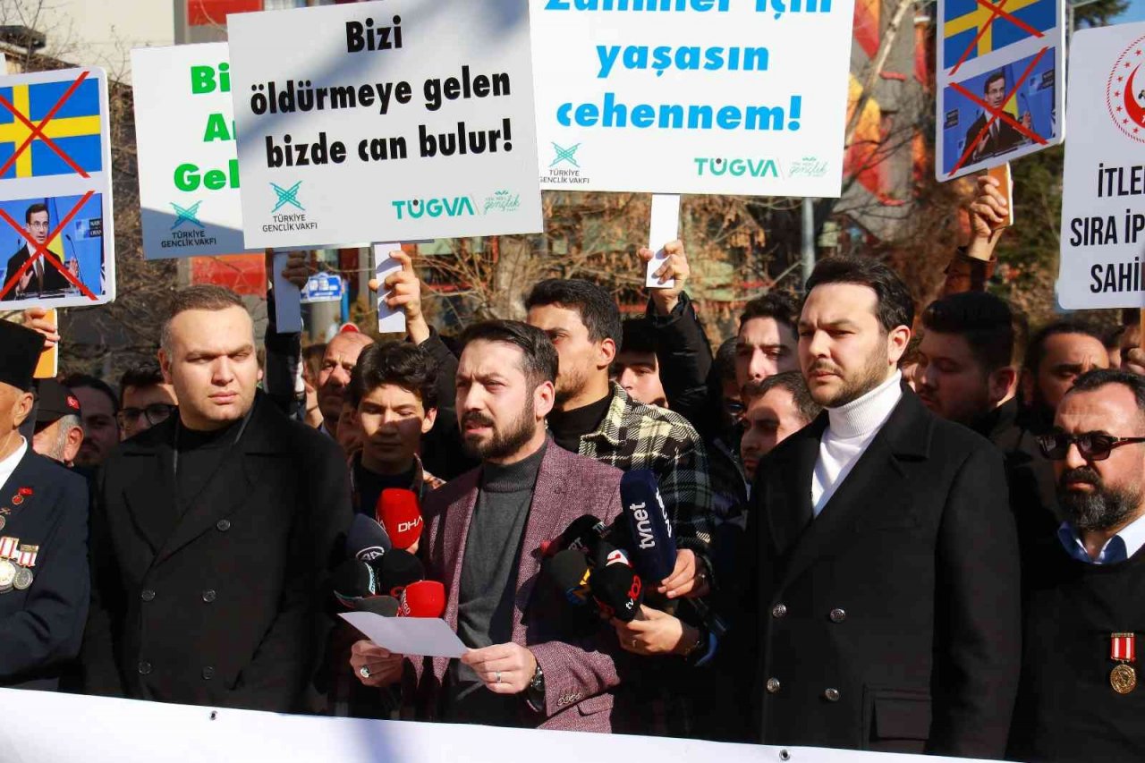 AK Parti Gençlik Kolları ve TÜGVA’dan İsveç Büyükelçiliği önünde protesto