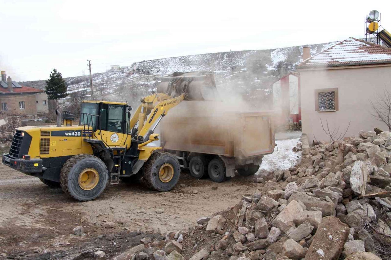 Ardıç’ta metruk yapılar yıkılıyor, inler dolduruluyor