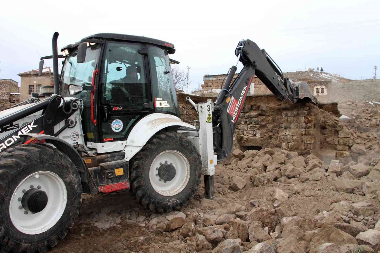 Ardıç’ta metruk yapılar yıkılıyor, inler dolduruluyor