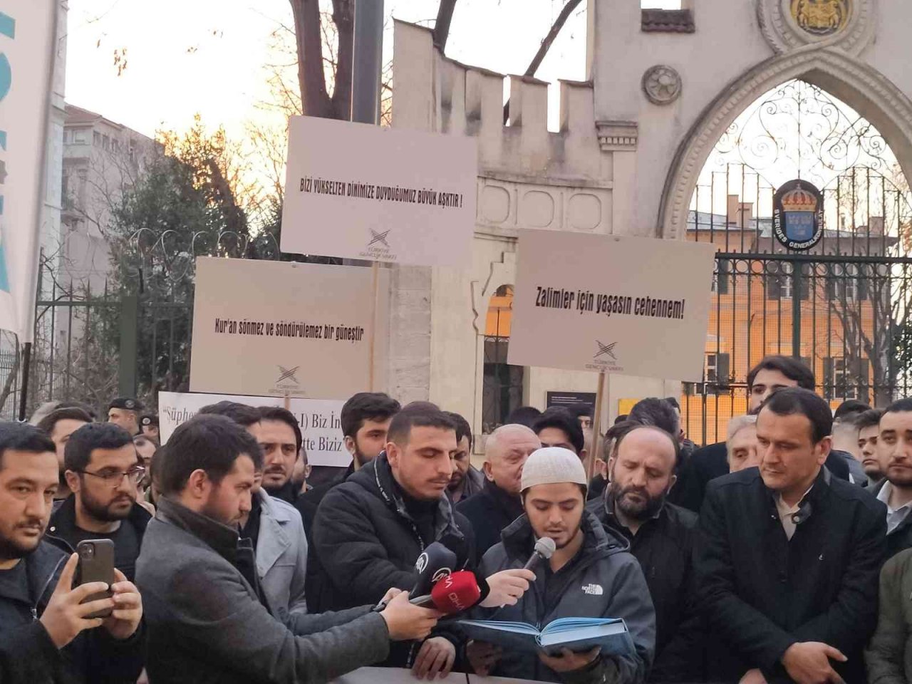 TÜGVA Gençlik Kollarından İsveç Konsolosluğu önünde eylem