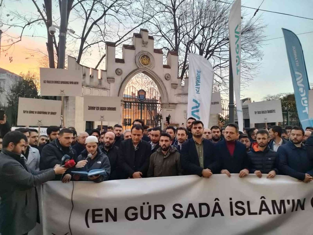 TÜGVA Gençlik Kollarından İsveç Konsolosluğu önünde eylem