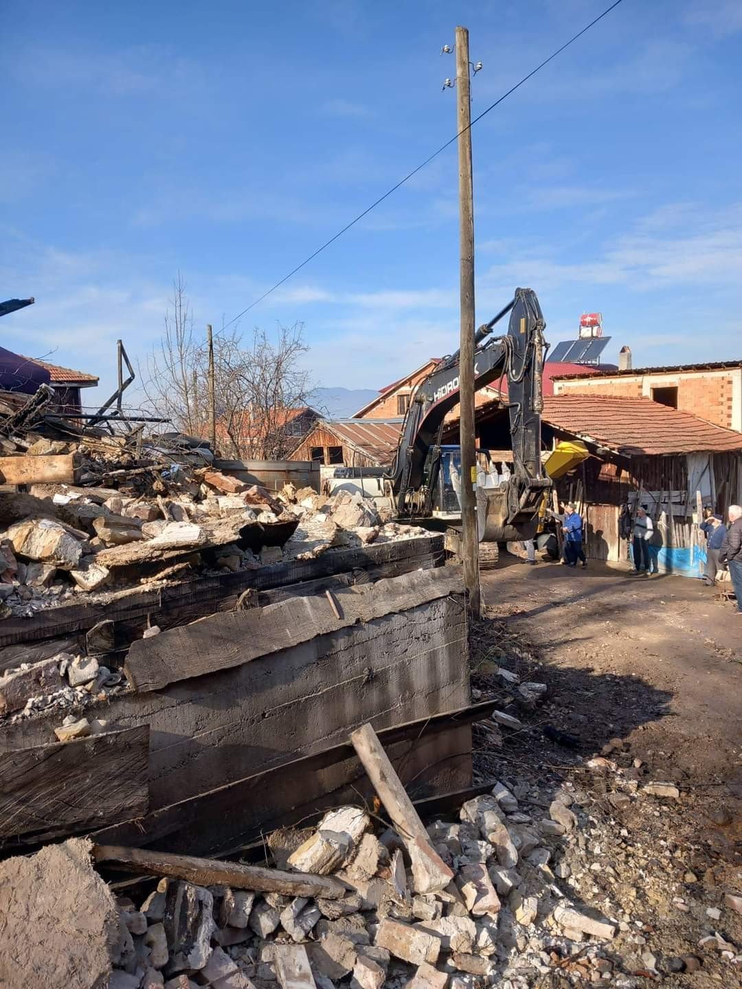 Yanan ahşap evden geriye enkazı kaldı