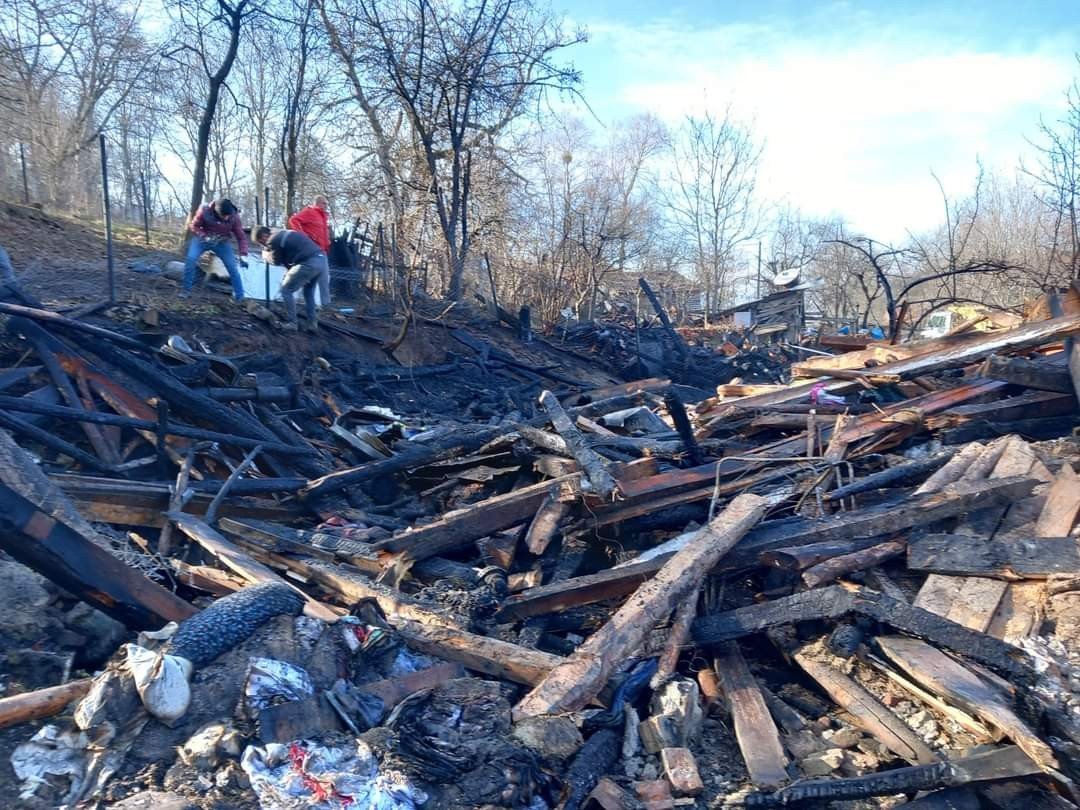 Yanan ahşap evden geriye enkazı kaldı