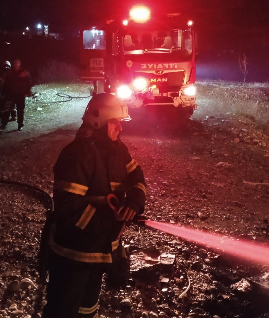 Atık malzemeler alev aldı