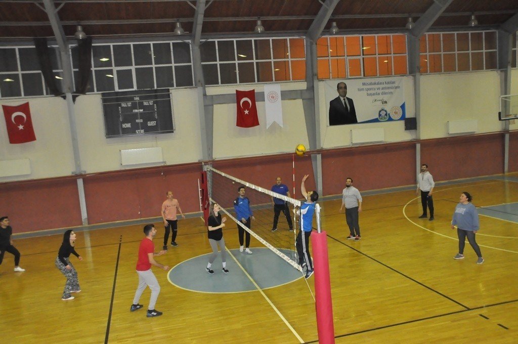 Kaymakam Sülün gençlerle voleybol maçı yaptı