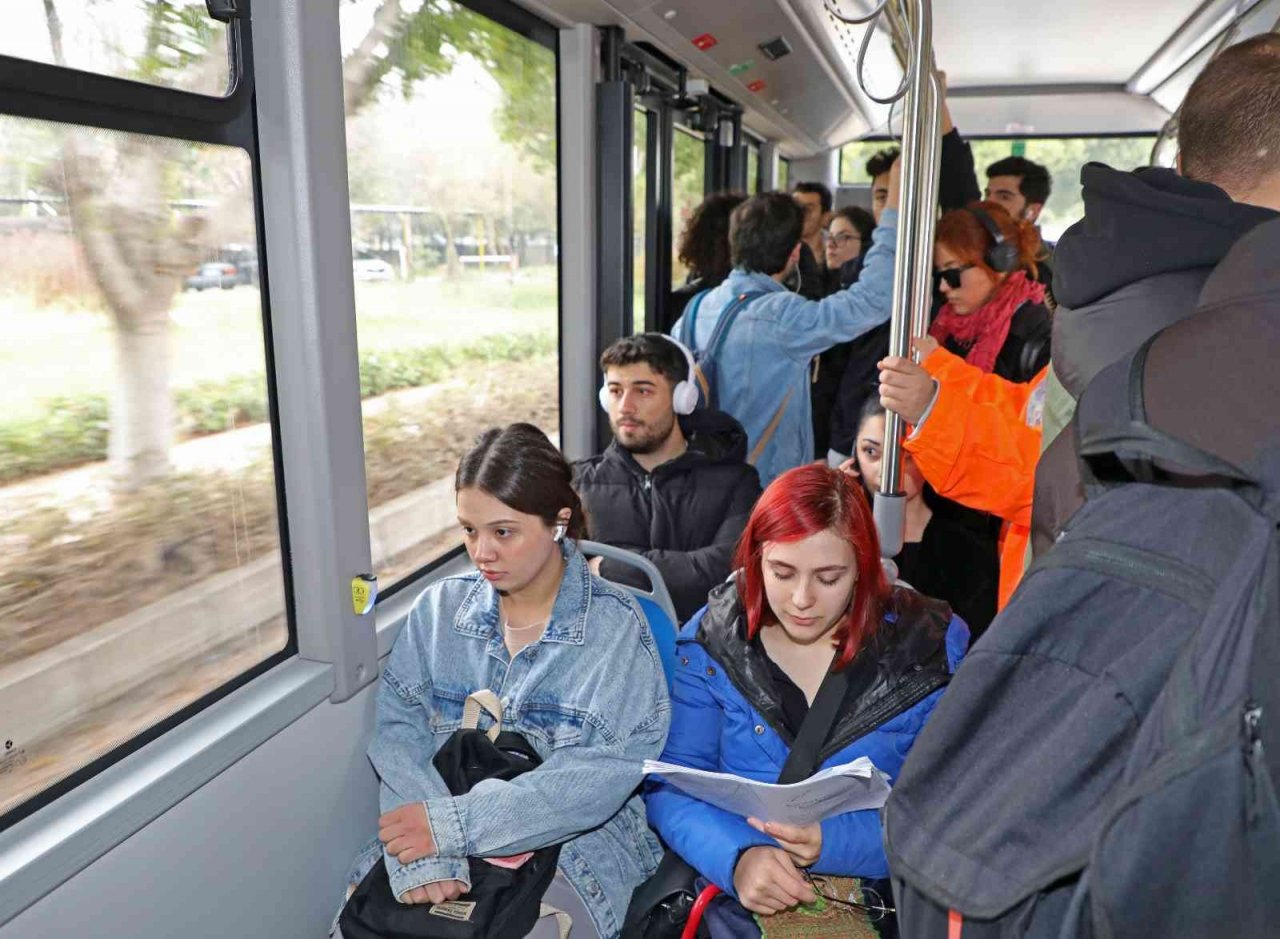 Çevre dostu elektrikli otobüsler ücretsiz olarak öğrencilerin hizmetinde