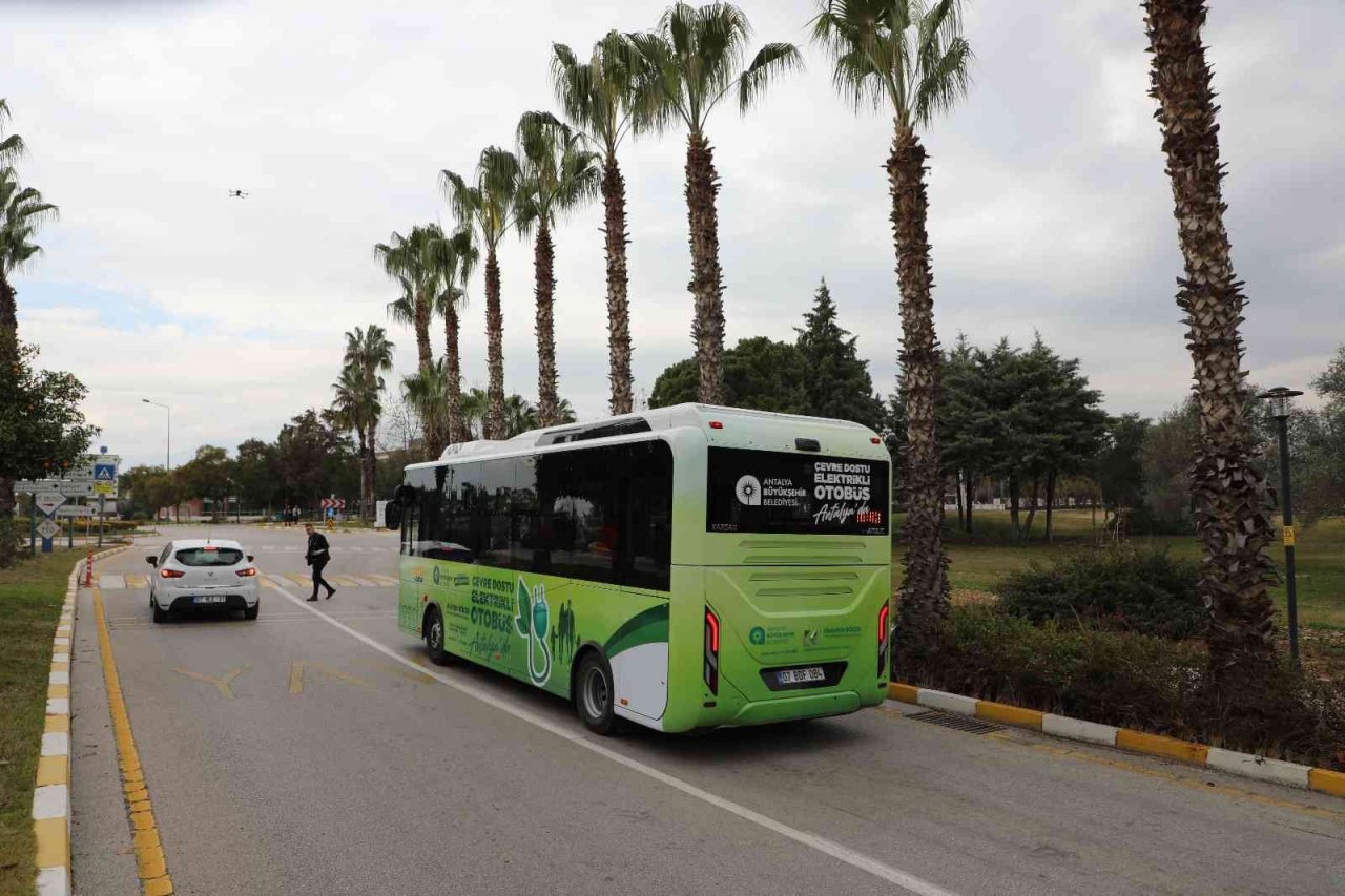 Çevre dostu elektrikli otobüsler ücretsiz olarak öğrencilerin hizmetinde