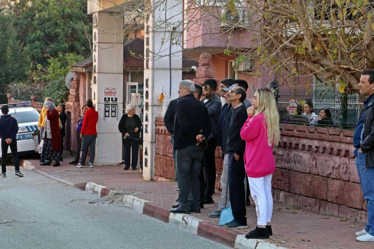 Çalılık alanda elinde kuş tüyü bulunan kadının cesedi bulundu