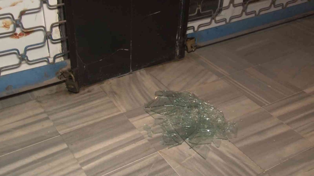 Park halindeki arabalarını çekmelerini istediler, satırlı saldırıya uğradılar