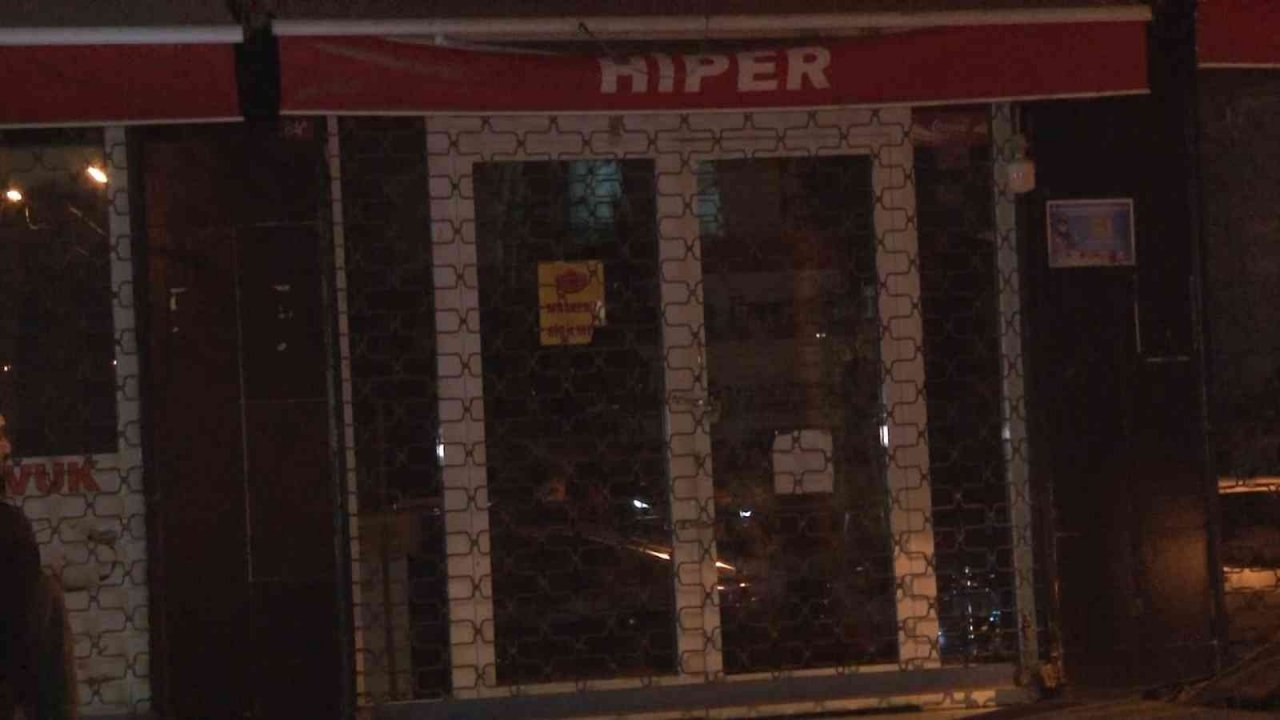 Park halindeki arabalarını çekmelerini istediler, satırlı saldırıya uğradılar