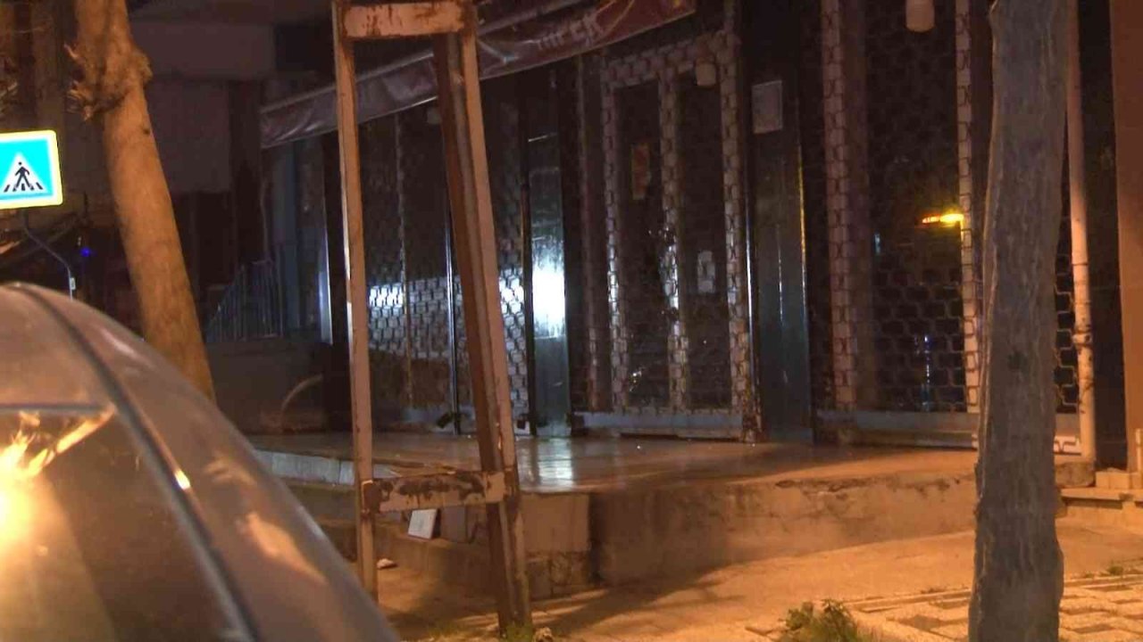 Park halindeki arabalarını çekmelerini istediler, satırlı saldırıya uğradılar