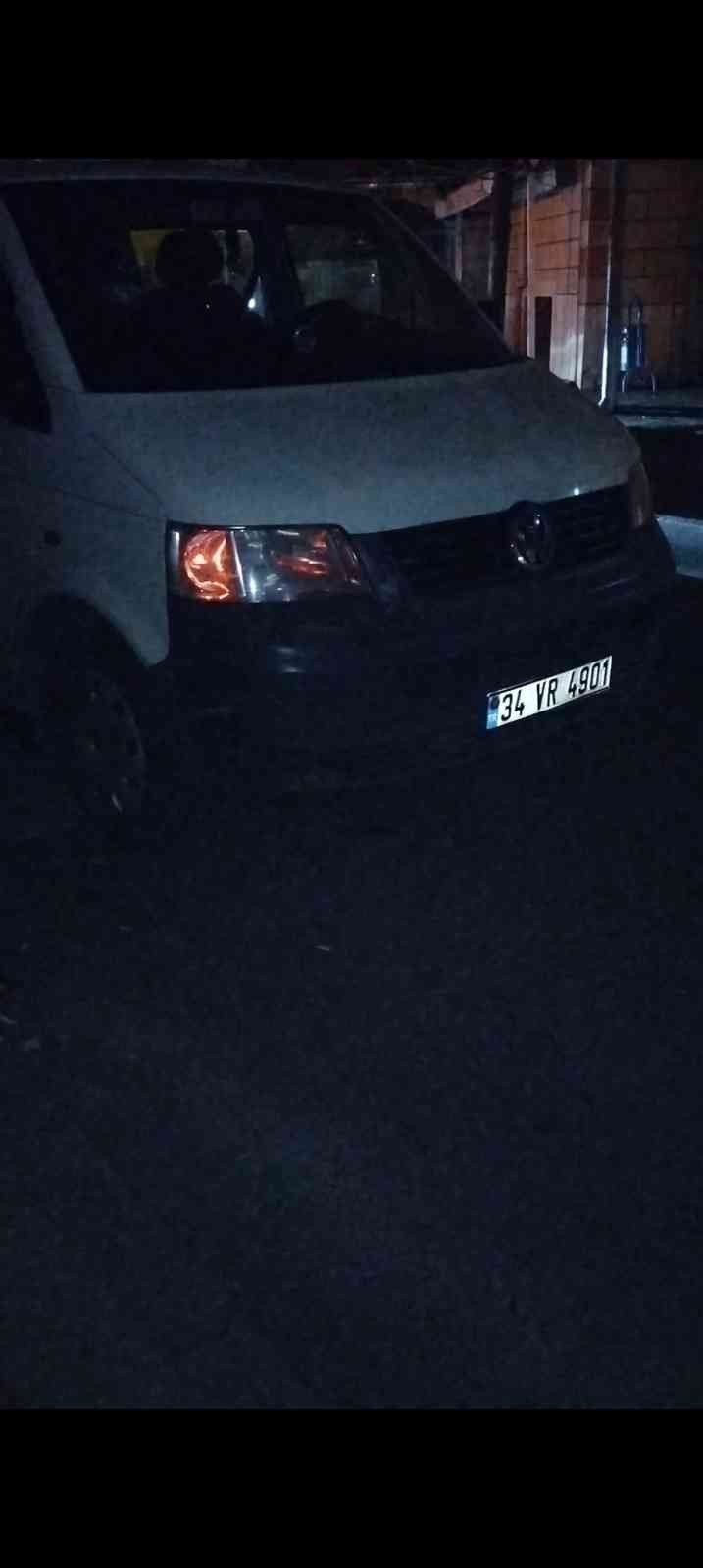 Park halindeki arabalarını çekmelerini istediler, satırlı saldırıya uğradılar