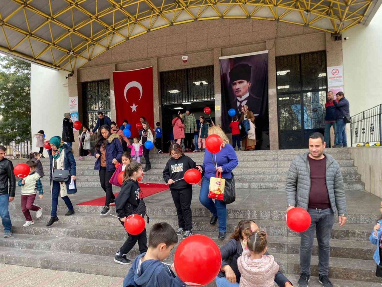 Aydın Büyükşehir Belediyesi Şehir Tiyatrosu çocuklara unutulmaz bir gün yaşattı