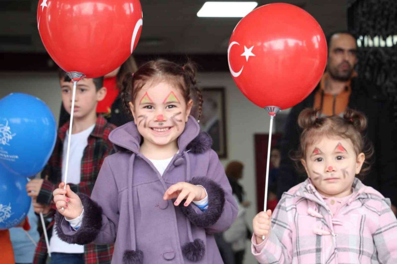 Aydın Büyükşehir Belediyesi Şehir Tiyatrosu çocuklara unutulmaz bir gün yaşattı