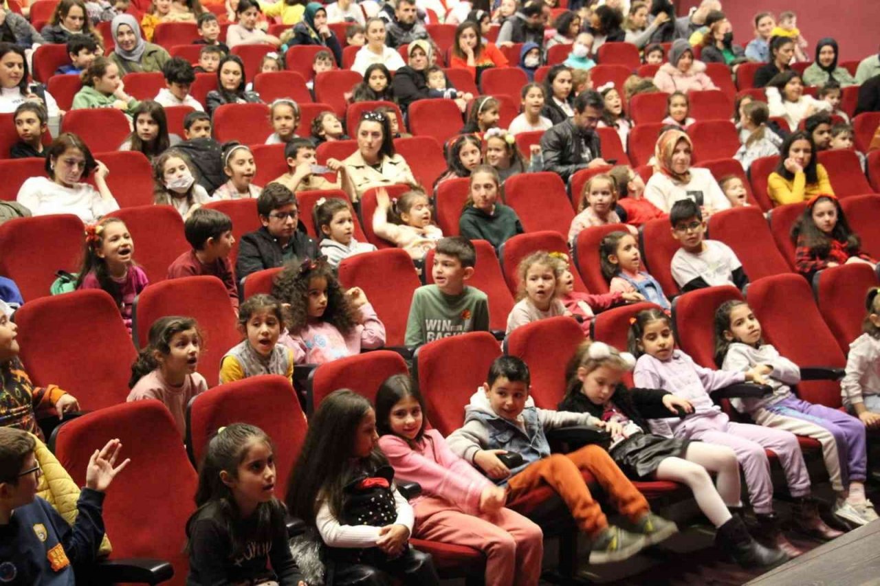 Aydın Büyükşehir Belediyesi Şehir Tiyatrosu çocuklara unutulmaz bir gün yaşattı