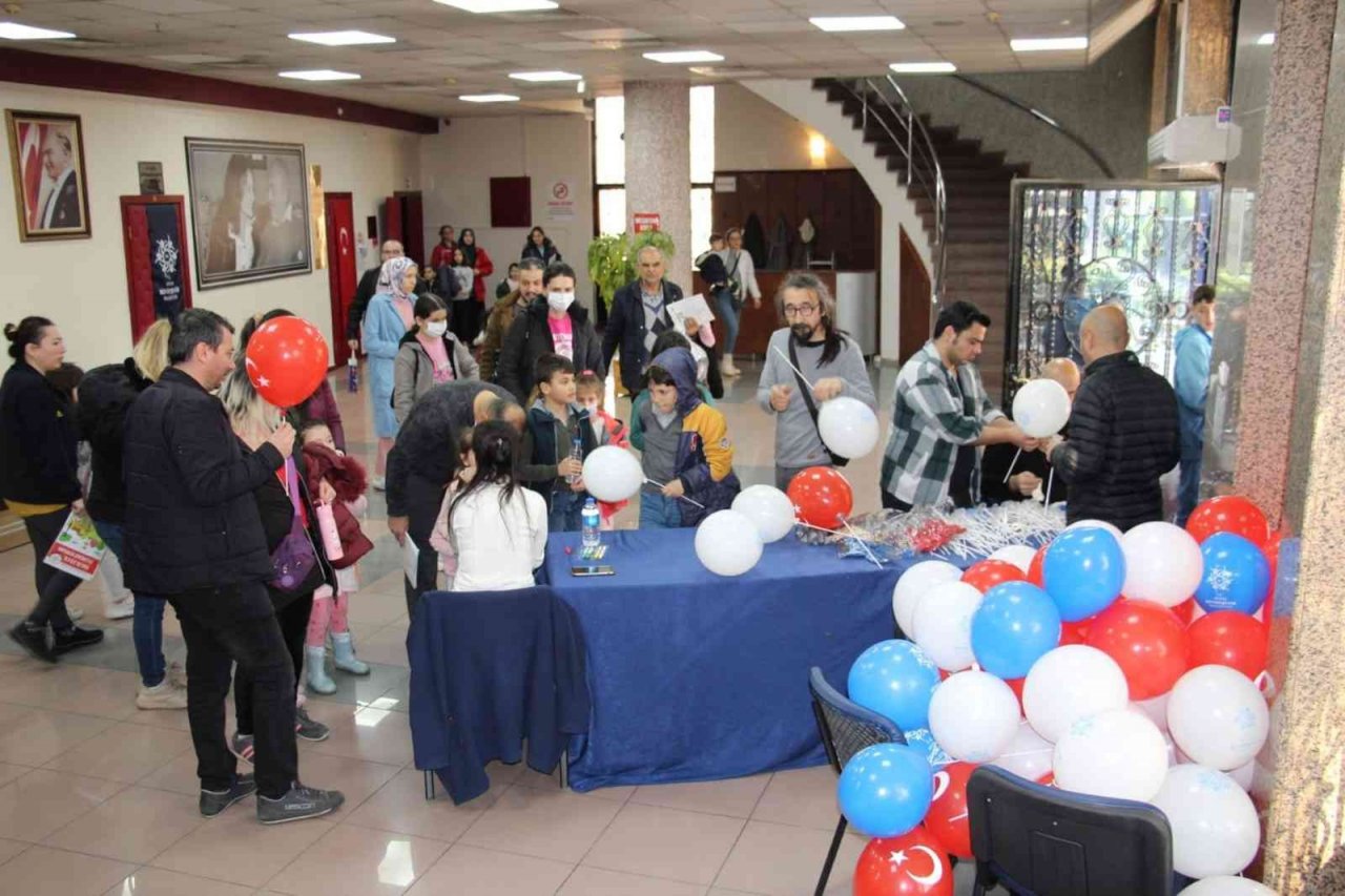 Aydın Büyükşehir Belediyesi Şehir Tiyatrosu çocuklara unutulmaz bir gün yaşattı