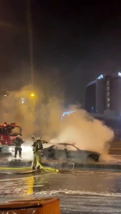 E-5’te alev topuna dönen araç geceyi aydınlattı