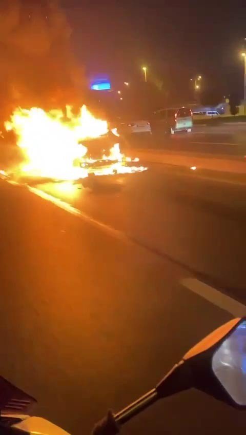 E-5’te alev topuna dönen araç geceyi aydınlattı