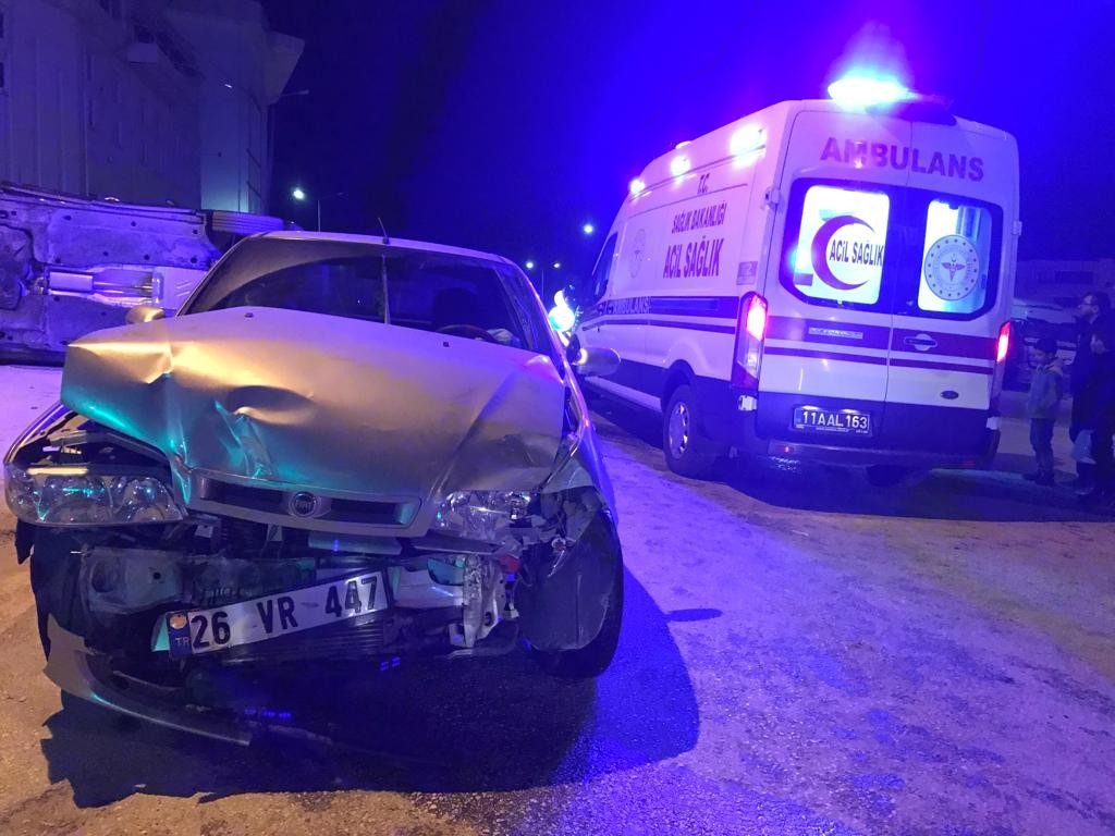 Bilecik’te alkollü sürücünün karıştığı kazada şans ederi yaralanan olmadı