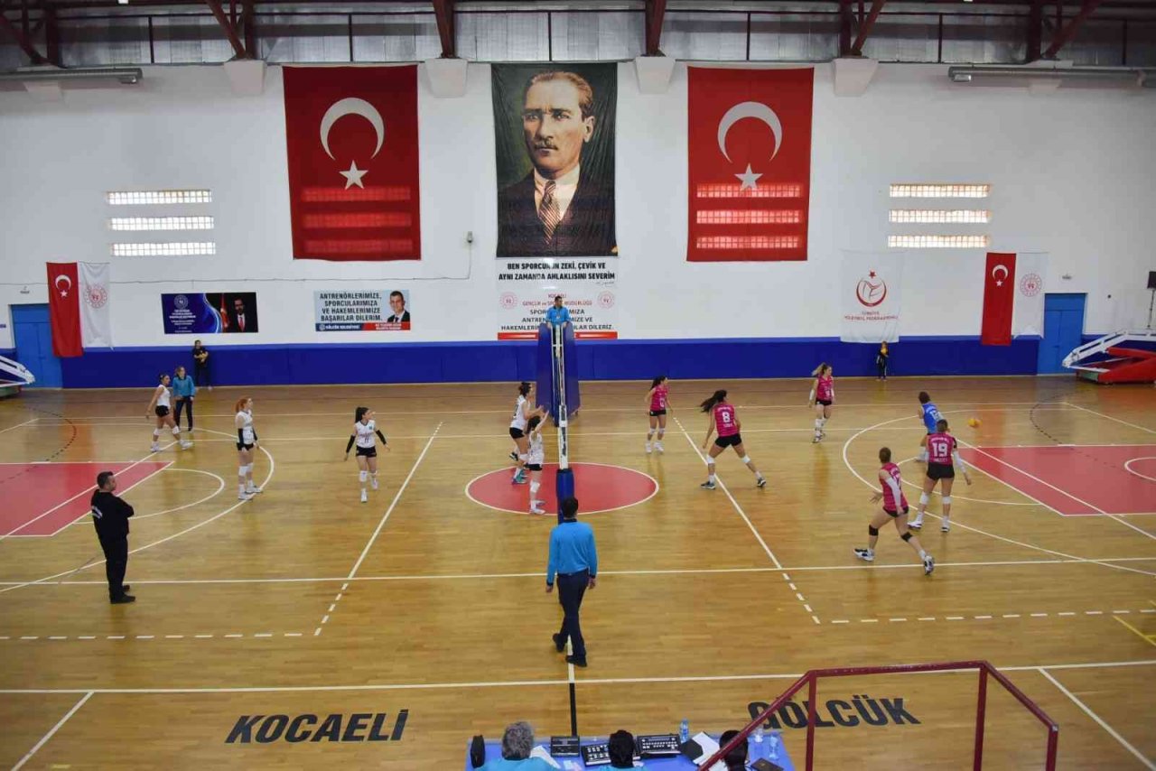 “Bizim Kızlar” grup liderliğini sürdürüyor