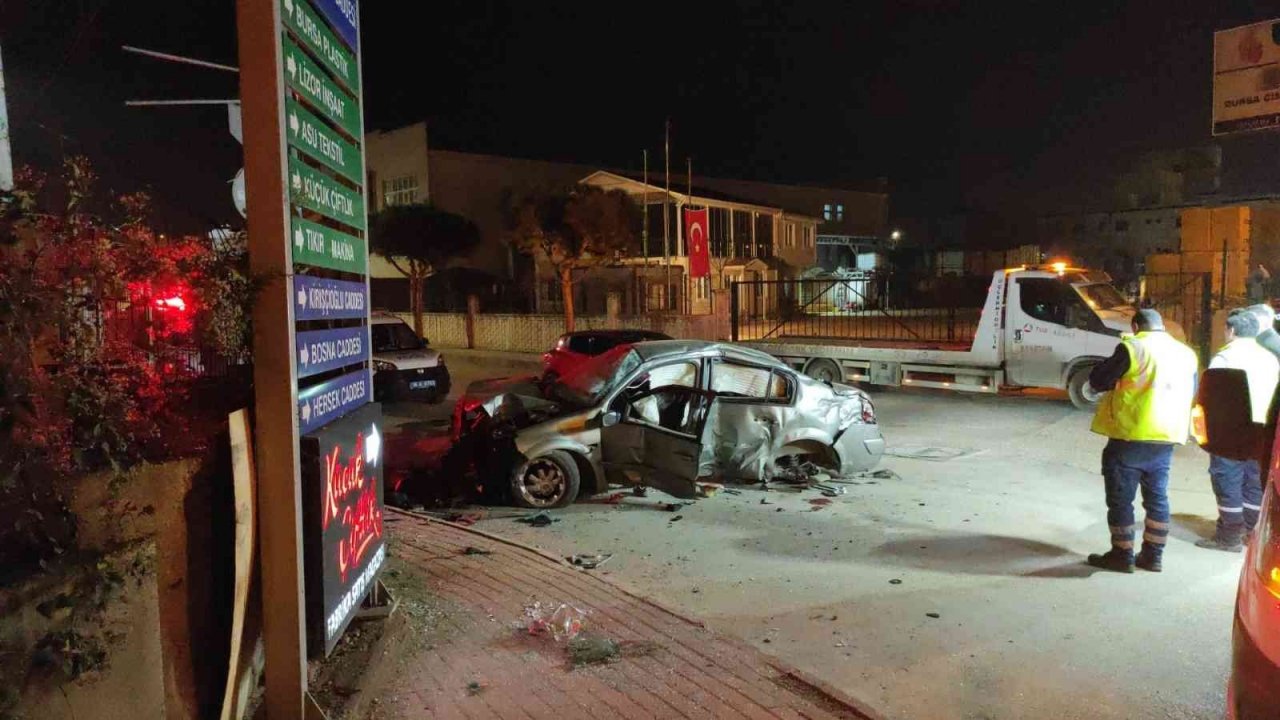 Fabrikanın duvarına çarpan otomobilin sürücüsü ağır yaralandı