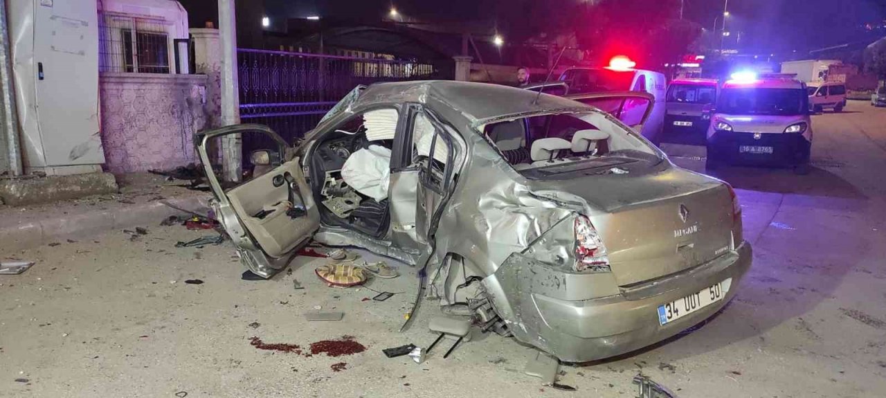 Fabrikanın duvarına çarpan otomobilin sürücüsü ağır yaralandı