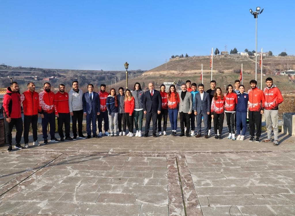 Genel Sekreter Çiftçi milli sporcularla buluştu