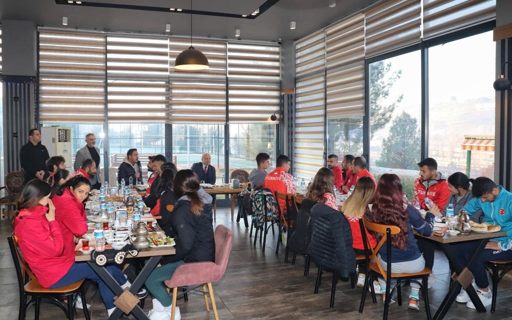 Genel Sekreter Çiftçi milli sporcularla buluştu