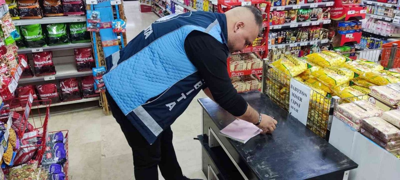 Zabıta ekipleri raf ve kasa fiyatlarını denetledi