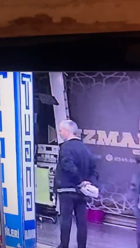 İlk önce telefonu çaldı ardından mağazaya girip fiyat sordu