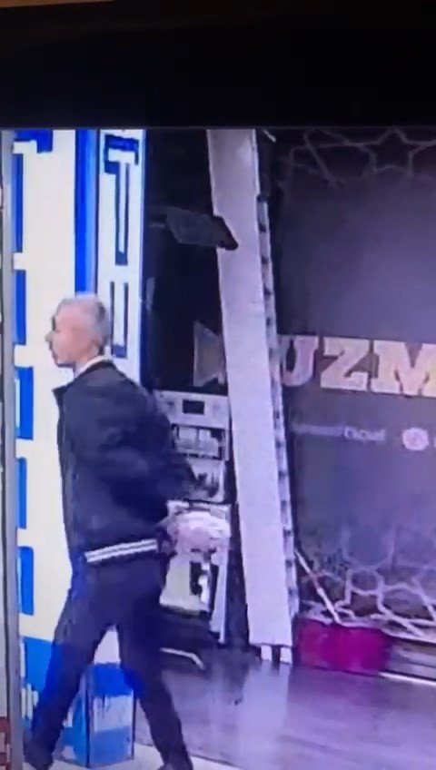 İlk önce telefonu çaldı ardından mağazaya girip fiyat sordu