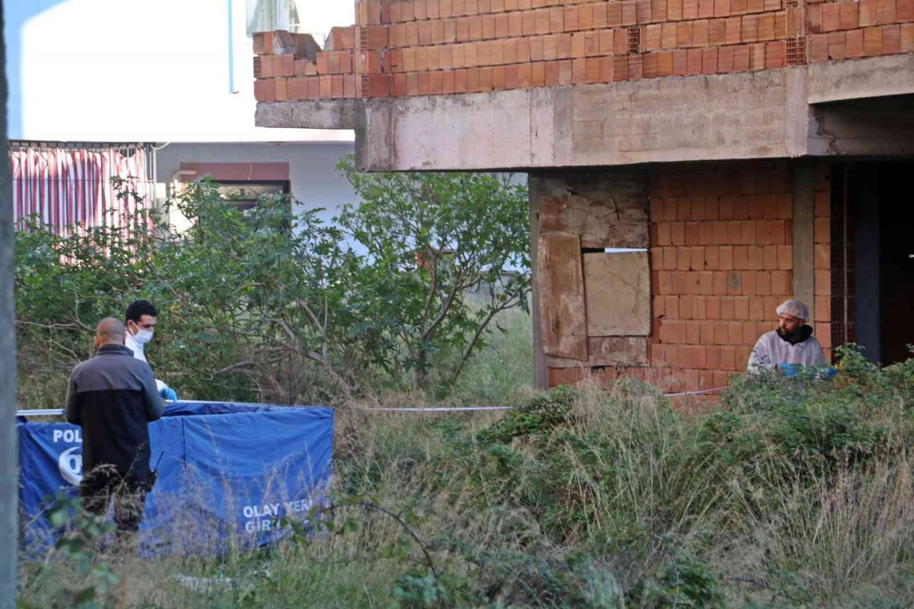 Çalılık alanda elinde kuş tüyü bulunan kadının cesedi bulundu