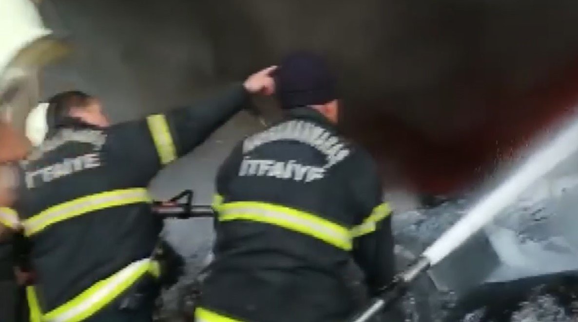 Tekstil fabrikasının deposunda çıkan yangın söndürüldü