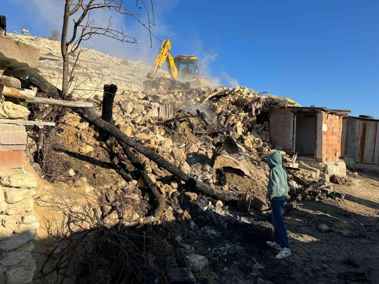 Depo yangında yıkılırken tarım aletleri ile hafif ticari araç demir yığınına döndü