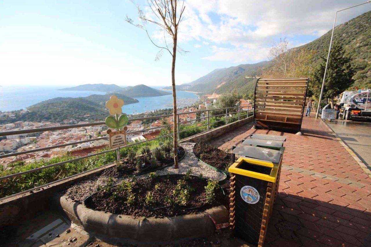Kaş’ta peyzaj çalışmalarında 4 bin 625 bitki dikildi