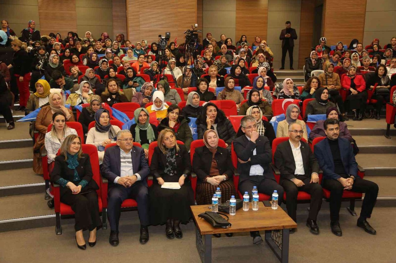 Başkan Büyükkılıç, ‘Siyaset Akademisi Kadın’ programına katıldı